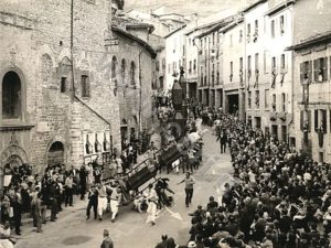 Caduta di S. Ubaldo su la Calata dei Neri, a sinistra.